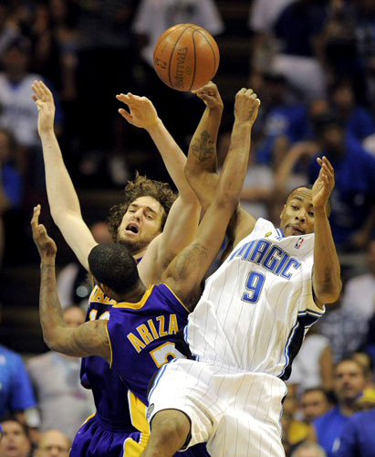 15일(현지시각) 미국 플로리다주 올랜도 암웨이 아레나에서 열린 2009-2009 NBA 챔피언결정전(7전 4선승제) 올랜도 매직과 LA 레이커스의 5차전 경기에서 매직의 포워드 라샤드 루이스(오른쪽)와 레이커스의 파우 가솔(왼쪽), 트레버 아리자가 볼다툼을 벌이고 있다. 