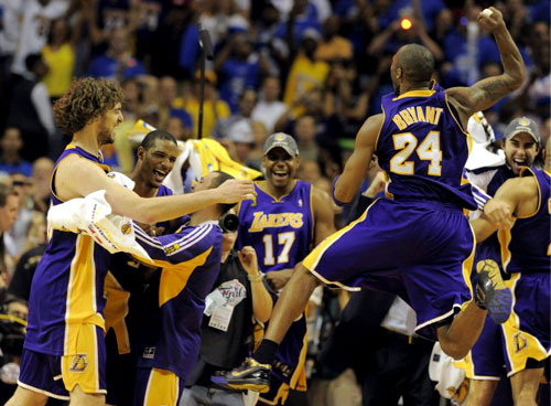 15일(현지시각) 미국 플로리다주 올랜도 암웨이 아레나에서 열린 2009-2009 NBA 챔피언결정전(7전 4선승제) 올랜도 매직과 LA 레이커스의 5차전 경기에서 레이커스의 파우 가솔(왼쪽부터), 트레버 아리자, 앤드류 바이넘 그리고 코비 브라이언트가 우승 후 기뻐하고 있다. 