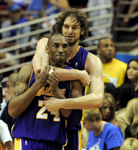 15일(현지시각) 미국 플로리다주 올랜도 암웨이 아레나에서 열린 2009-2009 NBA 챔피언결정전(7전 4선승제) 올랜도 매직과 LA 레이커스의 5차전 경기에서 레이커스의 가드 코비 브라이언트와 센터 파우 가솔이 2쿼터 경기 후 포옹하고 있다. 