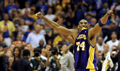 15일(현지시각) 미국 플로리다주 올랜도 암웨이 아레나에서 열린 2009-2009 NBA 챔피언결정전(7전 4선승제) 올랜도 매직과 LA 레이커스의 5차전 경기에서 레이커스의 가드 코비 브라이언트가 2쿼터 경기 후 기버하고 있다. 