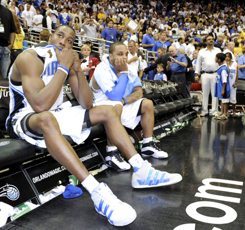 15일(현지시각) 미국 플로리다주 올랜도 암웨이 아레나에서 열린 2009-2009 NBA 챔피언결정전(7전 4선승제) 올랜도 매직과 LA 레이커스의 5차전 경기에서 매직의 센터 드와이트 호워드와 가드 자미어 넬슨이 벤치에서 허무하게 앉아있다. 