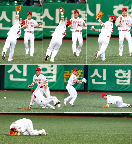 23일 광주무등경기장 야구장에서 열린 '2009 프로야구' KIA타이거즈와 SK와이번스의 경기에서 7회초 1사때 SK 4번타자 조동화의 외야 뜬공을 KIA 유격수 김선빈이 잡으려다 놓치고 있다. 김선빈은 이 공을 잡으려다 미끄러져 부상을 입고 교체됐다. 