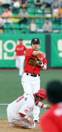 23일 광주무등경기장 야구장에서 열린 '2009 프로야구' KIA타이거즈와 SK와이번스의 경기 2회말 무사 1루에서 KIA 김상훈의 병살타로 나지완이 2루에서 아웃되고 있다. 