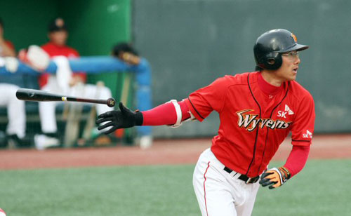 SK 와이번스 박정권이 23일 광주 무등경기장 야구장에서 열린 `2009 프로야구' KIA 타이거즈와의 경기에서 1회초 2사 2루때 1타점 적시타를 때리고 있다. 