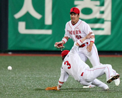23일 광주무등경기장 야구장에서 열린 '2009 프로야구' KIA타이거즈와 SK와이번스의 경기에서 7회초 1사때 SK 4번타자 조동화의 외야 뜬공을 KIA 유격수 김선빈이 잡으려다 놓치고 있다. 김선빈은 이 공을 잡으려다 미끄러져 부상을 입고 교체됐다. 