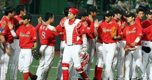 SK 와이번스 선수들이 23일 광주 무등경기장 야구자에서 열린 '2009 프로야구' KIA 타이거즈와의 경기를 11-1로 누르고 하이파이브를 하며 기뻐하고 있다. 