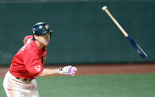 23일 광주무등경기장 야구장에서 열린 '2009 프로야구' KIA타이거즈와 SK와이번스의 경기에서 6회초 2사 1,2루때 SK 9번타자 나주환이 2타점 3루타를 치고 있다. 