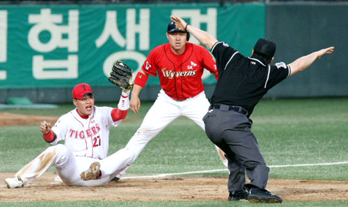 23일 광주무등경기장 야구장에서 열린 '2009 프로야구' KIA타이거즈와 SK와이번스의 경기에서 5회초 무사 1루 9번 나주환의 안타로 1루주자 박경완이 3루까지 뛰어든 뒤 KIA 3루수 김상현과 심각한 표정으로 심판의 판정을 기다리고 있다. 결과는 세이프. 