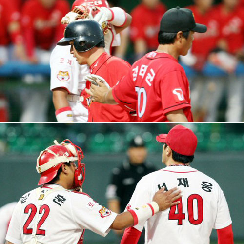 24일 광주 무등경기장에서 벌어진 2009 프로야구 KIA 타이거즈와 SK 와이번스의 경기에서 4회초 1점 홈런을 기록한 SK 최정이 기뻐하고 있는 사이, 홈런을 허용한 KIA 선발 서재응이 포수 김상훈의 위로를 받고 있다. 