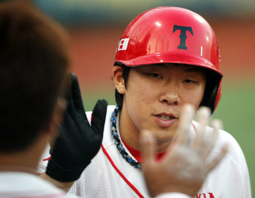 24일 광주 무등경기장에서 벌어진 2009 프로야구 KIA 타이거즈와 SK 와이번스의 경기에서 2회말 1사 KIA 7번 안치홍이 1점 홈런을 치고 좋아하고 있다. 