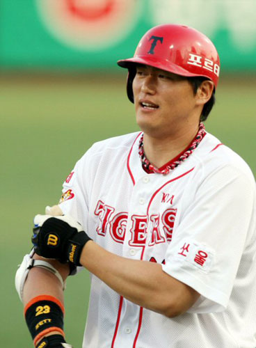  24일 광주 무등경기장에서 벌어진 2009 프로야구 KIA 타이거즈와 SK 와이번스의 경기에서 1회말 2사 1, 2루 KIA 5번 최희섭이 2타점 1루타를 치고 좋아하고 있다. 