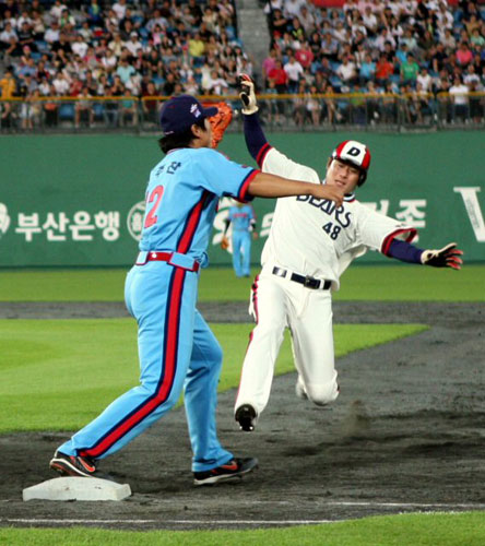 24일 부산 사직야구장에서 열린 프로야구 두산 대 롯데경기. 5회초 두산 오재원의 외야플라이 때 1루주자 이원석이 1루로 되돌아오다 아웃되고 있다. 