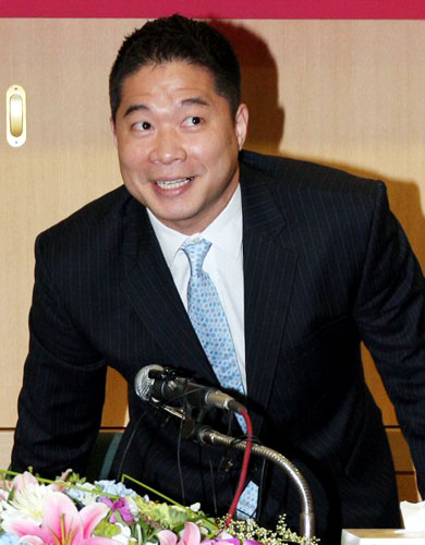 '매직 히포' 현주엽이 25일 서울 잠실야구장 내 LG세이커스프로농구단에서 열린 은퇴 기자회견에 미소짓으며 자리에 앉고 있다. 