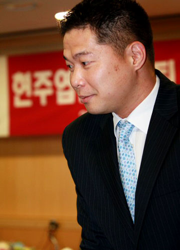 '매직 히포' 현주엽이 25일 서울 잠실야구장 내 LG세이커스프로농구단에서 열린 은퇴 기자회견을 마친 뒤 아쉬운 표정으로 목발을 짚고 떠나고 있다. 