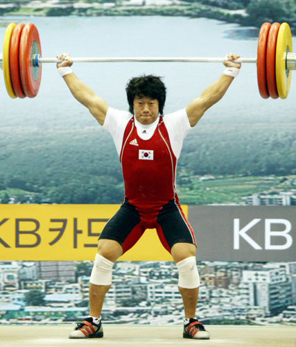 25일 포천종합운동장에서 열린 2009 한.중.일 국제역도경기대회에서 사재혁 선수가 인상을 들어올리고 있다. 