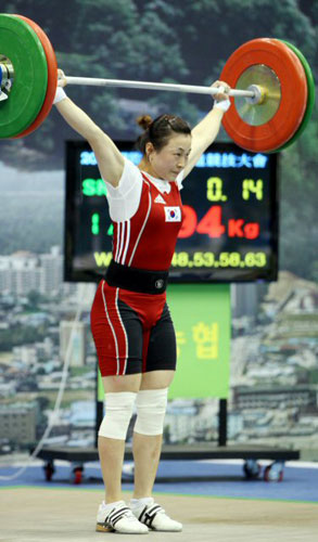 25일 포천종합체육관에서 열린 2009 한.중.일 국제역도경기대회에서 윤진희가 인상 1차시기 94㎏를 성공하고 있다. 