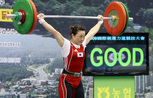 25일 포천종합체육관에서 열린 2009 한.중.일 국제역도경기대회에서 윤진희가 인상 3차시기 97㎏를 성공하고 있다. 
