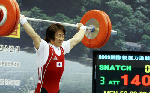25일 포천종합체육관에서 열린 2009 한.중.일 국제역도경기대회에서 지훈민 선수가 인상 140㎏을 성공하고 있다. 