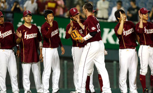 25일 서울 잠실야구장에서 열린 2009 프로야구 LG와 히어로즈의 경기에서 2-1로 승리한 히어로즈 선수들이 승리를 자축하고 있다. 