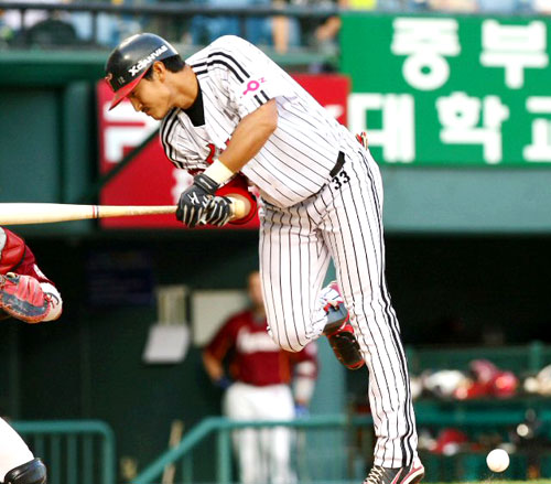 25일 서울 잠실야구장에서 열린 2009 프로야구 LG와 히어로즈의 경기에서 3회말 첫타자로 나선 LG의 박용택이 상대 투수 장원삼이 던진 공에 등을 맞아 괴로워 하고 있다. 