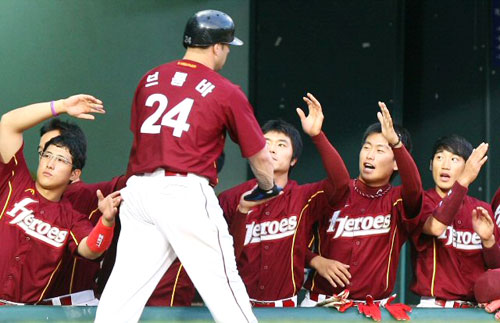25일 서울 잠실야구장에서 열린 2009 프로야구 LG와 히어로즈의 경기 4회초 히어로즈 공격에서 브룸바가 시즌 22호 2점홈런을 친 뒤 더그아웃의 동료들과 하이파이브를 하고 있다. 