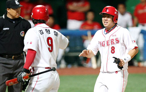 KIA 타이거즈 안치홍이 25일 광주 무등경기장 야구장에서 열린 SK 와이번스와의 경기에서 연장 12회말 무사 1,2루 3번타자 김형철 타석때 SK 투수 최 정의 폭투때 홈으로 들어오고 있다. 