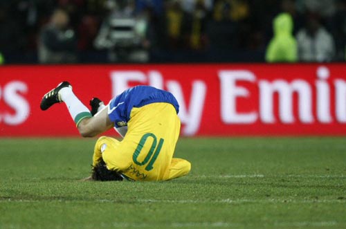 25일(현지시간) 남아프리카공화국 요하네스버그 엘리스 파크에서 열린 2009 국제축구연맹(FIFA) 컨페더레이션스컵 4강, 브라질 카카가 상대 선수의 태클에 걸려 넘어지고 있다. 