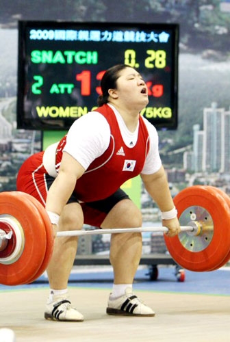 26일 포천종합체육관에서 열린 2009 한.중.일 국제역도경기대회에서 장미란이 인상 2차시기 135㎏를 들어올리고 있다. 