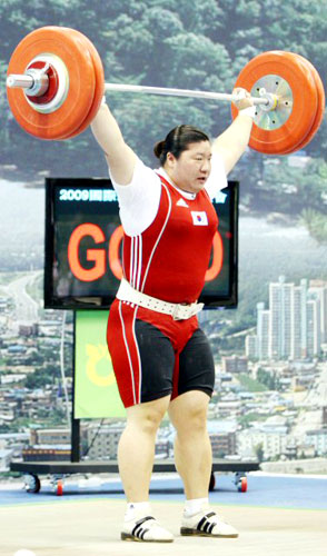 26일 포천종합체육관에서 열린 2009 한.중.일 국제역도경기대회에서 장미란이 인상 2차시기 135㎏에 성공하고 있다. 