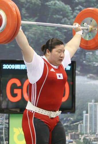  26일 포천종합체육관에서 열린 2009 한.중.일 국제역도경기대회에서 장미란이 인상 2차시기 135㎏에 성공하고 있다. 