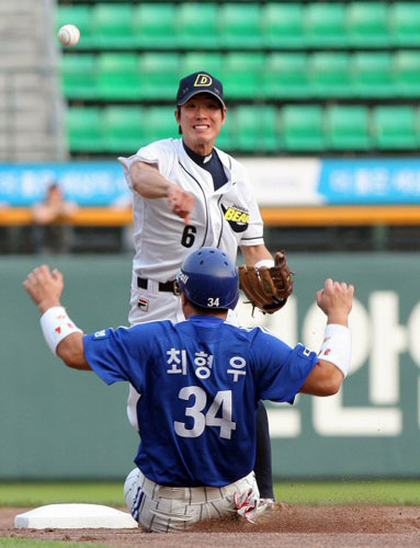 26일 서울 잠실야구장에서 벌어진 프로야구 삼성-두산 1회초 1사 1루 상황에 삼성 강봉규의 유격수 앞 병살타 때 두산 2루수 김재호가 삼성 최형우를 포스아웃시킨 뒤 1루로 송구하고 있다. 
