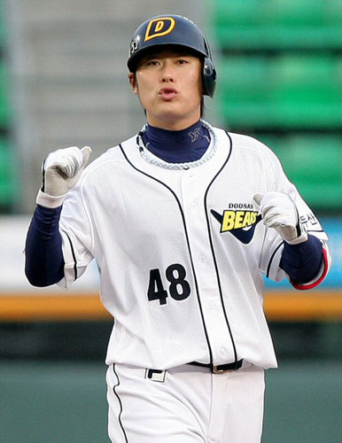 26일 서울 잠실야구장에서 벌어진 프로야구 삼성-두산전 2회말 1사 만루에서 3타점 2루타를 때린 두산 이원석이 2루에서 주먹을 불끈 쥐며 기뻐하고 있다. 