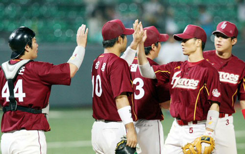 26일 광주 무등경기장에서 열린 2009 프로야구 KIA에 3-0으로 승리한 히어로즈 선수들이 하이파이브를 하고 있다. 