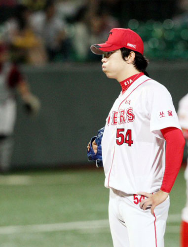 26일 광주 무등경기장에서 열린 2009 프로야구 KIA와 히어로즈의 경기에서 5회초 2사 만루 상황에서 KIA 선발투수 양현종이 굳은 표정으로 숨을 고르고 있다. 히어로즈 2-0 리드. 