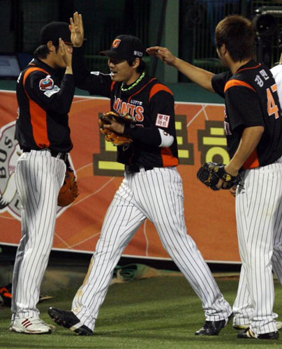 26일 오후 대전야구장에서 열린 2009프로야구 한화와 롯데의 경기. 7회말 2사 1,2루에서 롯데 박정준이 한화 이범호의 안타성 타구를 호수비로 아웃시킨 뒤 동료들에게 축하받고 있다. 