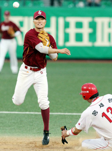 26일 광주 무등경기장에서 열린 2009 프로야구 KIA와 히어로즈의 경기에서 3회말 1사 1, 2루 KIA 4번 김상현의 병살타로 1루 주자 홍세완이 2루에서 아웃되고 있다. 