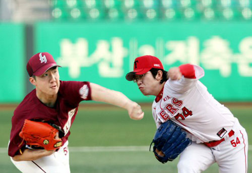 26일 광주 무등경기장에서 열린 2009 프로야구 KIA와 히어로즈의 경기에서 히어로즈 선발투수 강윤구와 KIA 선발투수 양현종이 역투하고 있다. 