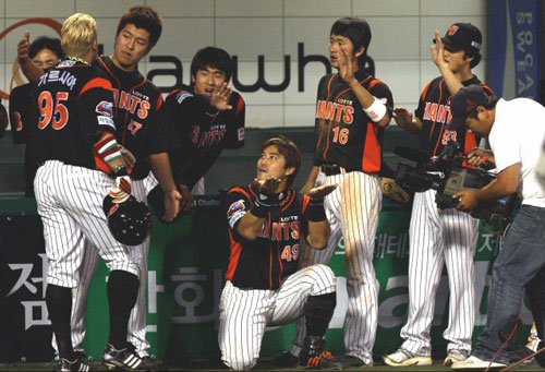 26일 오후 대전야구장에서 열린 2009프로야구 한화와 롯데의 경기. 롯데 가르시아가 5회초 2사에서 홈런을 치고 동료들에게 축하받고 있다. 