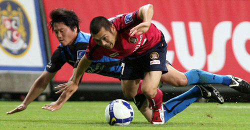  27일 오후 대전월드컵경기장에서 열린 2009 프로축구 대전과 인천의 경기에서 대전 고창현이 수비에 걸려 넘어지고 있다. 