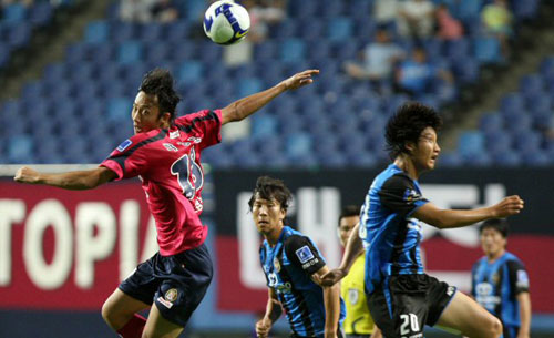  27일 오후 대전월드컵경기장에서 열린 2009 프로축구 대전과 인천의 경기에서 대전 박성호(왼쪽)가 인천 임중용과 공중볼 다툼을 벌이고 있다. 