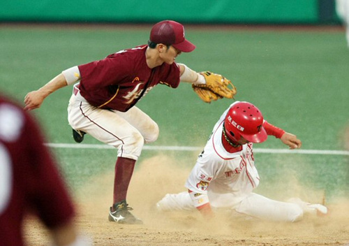 KIA 타이거즈 이호신이 28일 광주 무등경기장 야구장에서 열린 `2009 프로야구' 우리 히어로즈와 경기에서 7회말 2사때 1루 대주자로 나와 2루 도루를 하다 아웃되고 있다. 