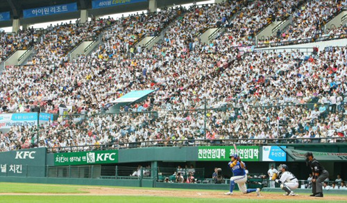 지난 27일 2009 CJ마구마구 프로야구는 285경기만에 300만 관중을 기록하여, 500만 관중을 기록하였던 1995년과 2008년에 이어 역대 최소경기 3번째로 300만 관중을 기록했다. 
 