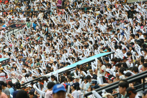 지난 27일 2009 CJ마구마구 프로야구는 285경기만에 300만 관중을 기록하여, 500만 관중을 기록하였던 1995년과 2008년에 이어 역대 최소경기 3번째로 300만 관중을 기록했다. 