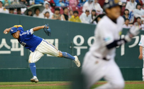 28일 오후 서울 잠실야구장에서 열린 프로야구 삼성라이온즈 대 두산베어스의 경기 5회말 2사 주자 1루 상황에서 두산 임재철의 번트에 삼성 3루수 박석민이 공을 잡아 1루로 뿌리고 있다. 결과는 세이프. 