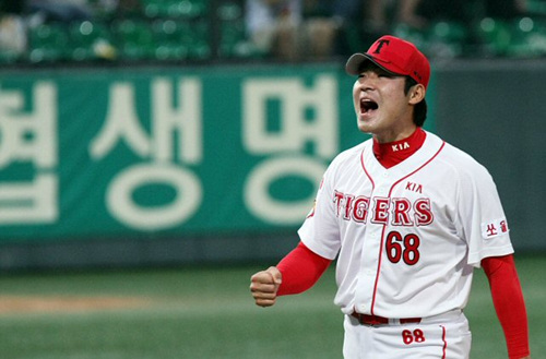 KIA 타이거즈 투수 곽정철이 28일 광주 무등경기장 야구장에서 열린 `2009 프로야구' 우리 히어로즈와 경기에서 6회초 2사 1,3루때 우리 4번타자 브룸바를 삼진 처리하고 포효하고 있다. 
