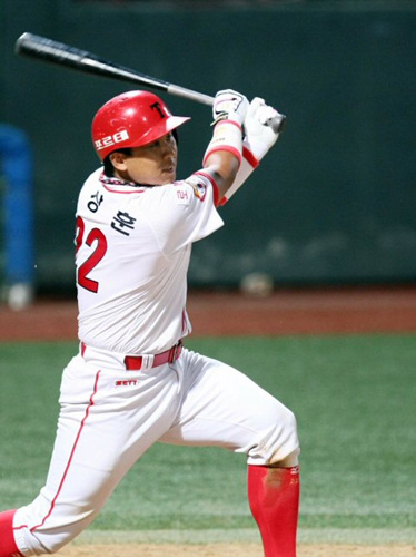 KIA 타이거즈 김상훈이 28일 광주 무등경기장 야구장에서 열린 `2009 프로야구' 우리 히어로즈와 경기에서 8회말 2사만루때 2타점 적시타를 때리고 있다. 
 
