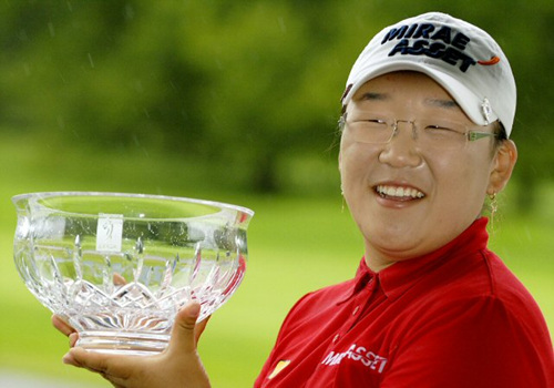 지존 신지애(21.미래에셋)가 미국여자프로골프(LPGA) 투어에서 시즌 두번째 우승컵을 들어 올렸다.
신지애는 29일(한국시간) 미국 뉴욕주 피츠퍼드의 로커스트힐 골프장(파72.6천365야드)에서 열린 웨그먼스LPGA 마지막 라운드에서 1타를 줄이며 합계 17언더파 271타를 적어내 2위권을 무려 7타차로 따돌렸다. 