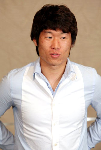 29일 서울 소공동 롯데호텔에서 열린 정몽준 FIFA부회장 주최 만찬에서 박지성이 기자들과 인터뷰하고 있다. 
