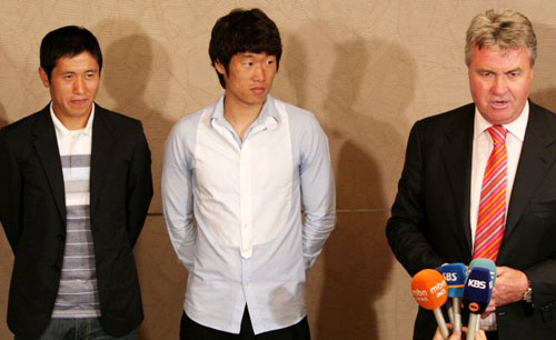 29일 서울 소공동 롯데호텔에서 열린 정몽준 FIFA부회장 주최 만찬에서 박지성, 이영표가 히딩크 감독이 인사말하는 동안 '열중쉬어' 자세를 취하고 있다. 