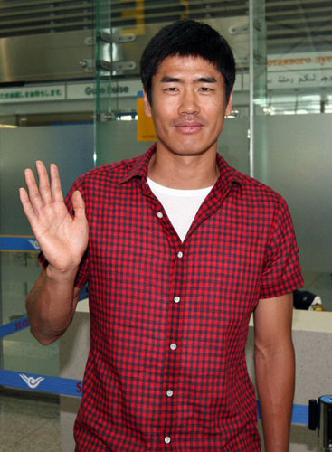 `스나이퍼' 설기현이 잉글랜드 프로축구 프리미어리그(EPL) 풀럼으로 복귀하기위해 30일 인천국제공항을 통해 출국하며 팬들에게 손을 흔들고 있다. 2007년 9월 풀럼과 3년 계약을 했던 설기현은 지난 1월 사우디아라비아 리그의 알 힐랄로 6개월 임대돼 뛰었고 5월28일 모든 일정을 마치고 귀국했었다. 